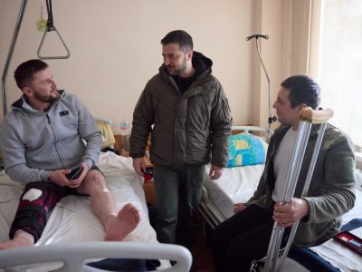 Володимир Зеленський відвідав поранених захисників України та вручив державні нагороди військовим медикам