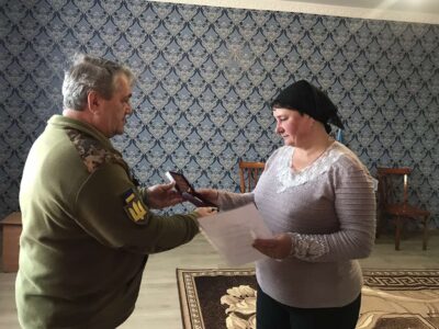 На Вінниччині матері загиблого танкіста Олександра Ладного вручили медаль сина  