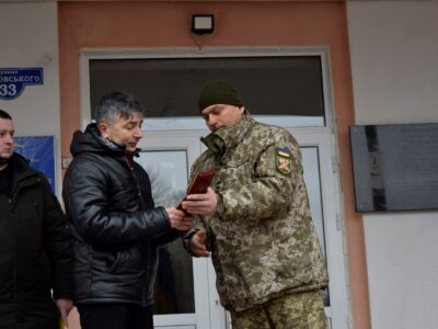 У Браїлові на Вінниччині вручили орден батькам загиблого десантника Артема Полянського  