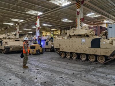 США доставляють в Україну першу партію бойових машин Bradley