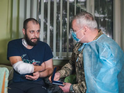 Командувач Об’єднаних Сил ЗСУ нагородив відомчими відзнаками поранених воїнів  