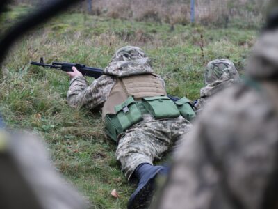 У Британії інструктори навчають новобранців ЗСУ тактики вибору вогневої позиції  