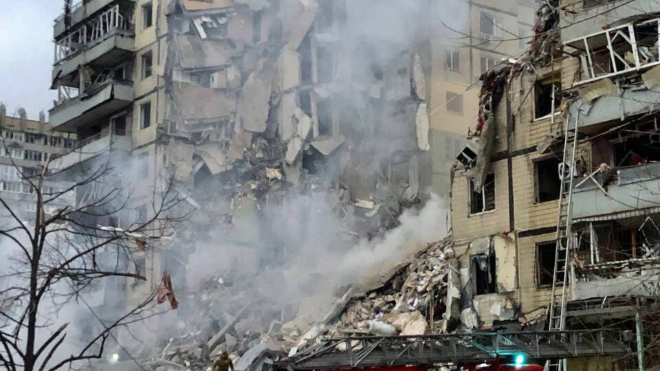 У Дніпрі через ворожий удар частково зруйнована п’ятиповерхівка, є постраждалі  