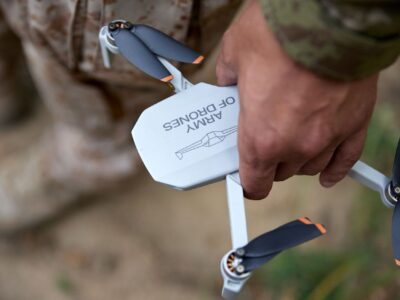 Українські воїни показали, як «демобілізують» російських загарбників за допомогою дронів  