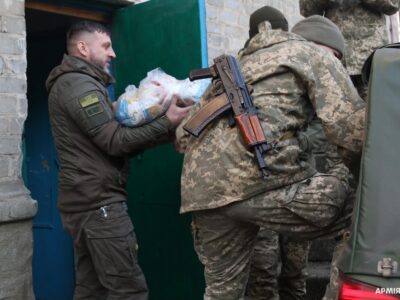 Військові допомагають мешканцям прифронтових районів  