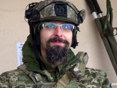 У Стокгольмі містяни обіймали українських воїнів та тиснули їм руку  