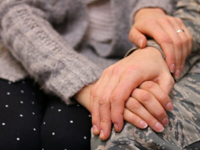 Як подбати про себе, поки чекаєте близьку людину з фронту — поради психолога  