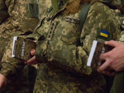 Українським захисникам подарували камуфльований «Кобзар»  