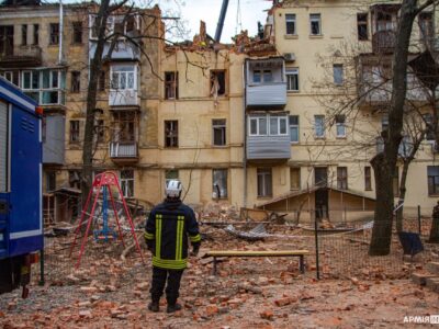 Внаслідок потрапляння російської ракети в житловий будинок у Харкові загинула жінка  
