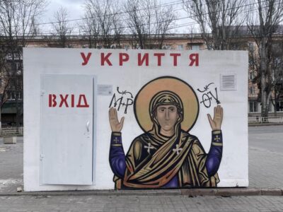 З Одеси до Херсона перевезли мобільне укриття  