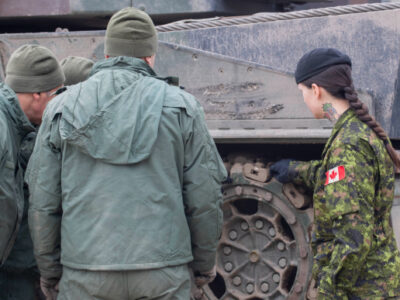 Канадські військові показали, як навчають українських воїнів керувати танками Leopard 2  