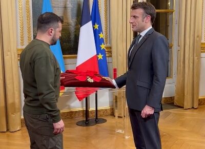 Президент Франції вручив Володимиру Зеленському орден Почесного легіону  