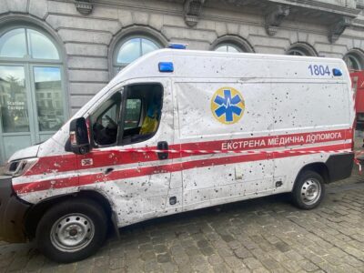У Брюсселі показали розстріляну росіянами «швидку» та підірвану пожежну машину  