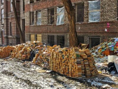 Окупанти викидають книжки з бібліотечних фондів університету в Маріуполі  