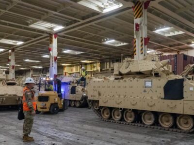 Партія американських бойових машин Bradley прямує в Україну  