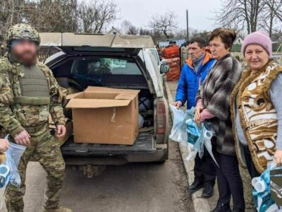Наші воїни допомагають населенню деокупованих територій  