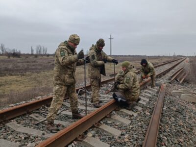 Військові відновлюють залізничні колії Одеської залізниці  
