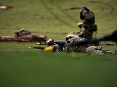 Заняття окопу: військовослужбовці ЗСУ у Великій Британії вивчають послідовність дій при захопленні ворожої позиції  