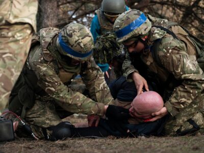 Новобранці ЗСУ у Великій Британії тренуються надавати домедичну допомогу  