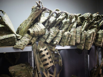 Переселенка з Маріуполя виграла грант і шиє військове спорядження в Луцьку  