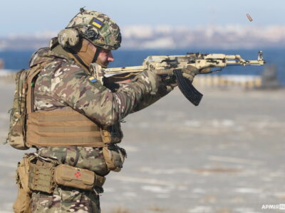 Військові елітного підрозділу ВМС тренуються знищувати надводні цілі  