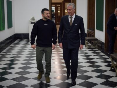 Президент України у Брюсселі передав Королю Бельгії Філіпу I фрагмент збитого російського літака  
