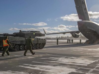 Перший літак з Leopard 2 для України вилетів із Канади  