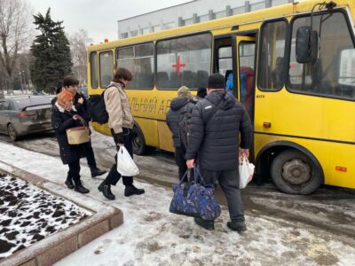 Рятувальники Донеччини продовжують надавати допомогу громадянам під час евакуації  