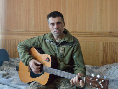 Воїн «Світ» лікується, пише пісні, співає та мріє  