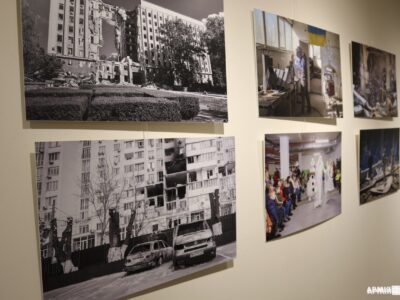 В Одесі відкрилась фотовиставка до річниці широкомасштабного вторгнення рф  