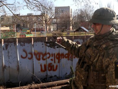 Ворог дедалі частіше обстрілює Херсон касетними й запалювальними боєприпасами  