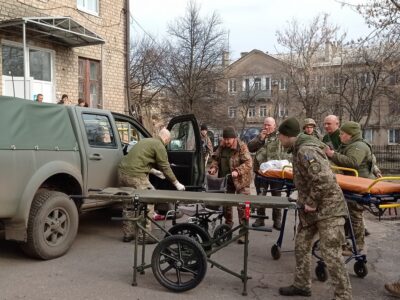 Військові медики показали унікальні кадри своєї роботи неподалік Бахмута в перший день вторгнення рф  