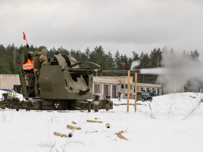 Військовослужбовці ЗСУ в Литві навчаються управляти зенітною установкою L70  