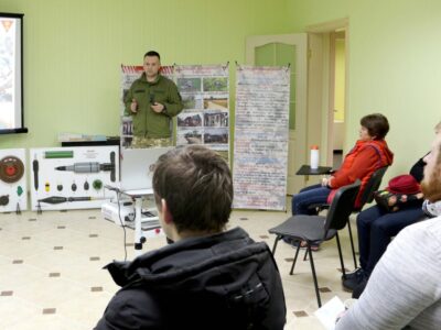 Для активістів, що документують воєнні злочини, провели заняття з мінної безпеки  