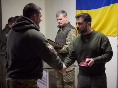 Володимир Зеленський на Херсонщині нагородив українських захисників  