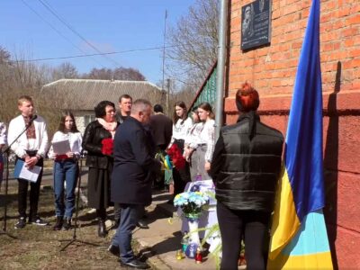 На Вінниччині відкрили меморіальну дошку загиблому сержанту Олександру Лозінському  