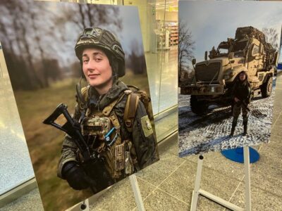 У штаб-квартирі НАТО у Брюсселі відкрили фотовиставку світлин українських захисниць  