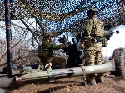 Артилеристи показали, як знищують рашистів під Бахмутом з гаубиці М119  