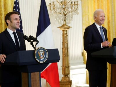 Президент США обговорив із президентом Франції підтримку України  