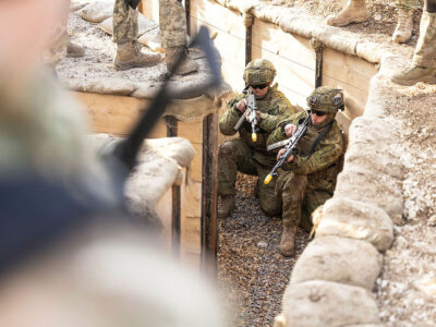 Австралійські інструктори навчають новобранців ЗСУ вести бій із траншеї  
