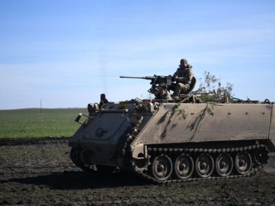 Морпіхи вдосконалюють навички керування бронетранспортером М113А3  