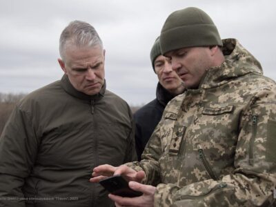 Делегація ЗС Фінляндії оглянула місця воєнних злочинів рф у Чернігові  