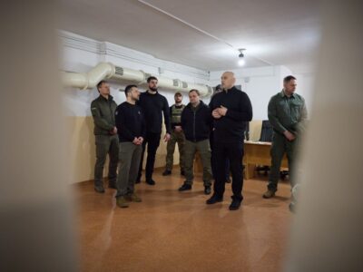 На Дніпропетровщині Володимир Зеленський відвідав Нікопольський район, який постійно зазнає ворожих обстрілів  