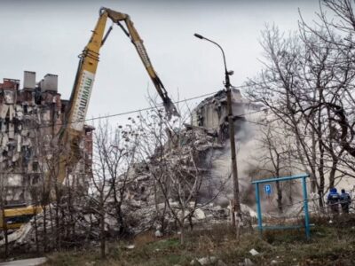 Окупанти продовжують ховати сліди своїх злочинів у Маріуполі: зносять будинки цілими кварталами  