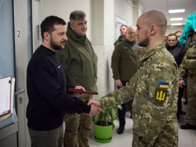 Володимир Зеленський нагородив поранених українських воїнів  