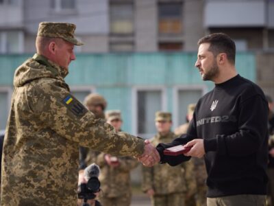 Володимир Зеленський нагородив учасників оборони Охтирки  