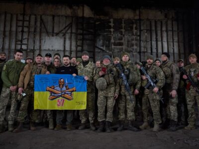 Глава держави відвідав передові позиції на Донеччині та нагородив оборонців Бахмута  