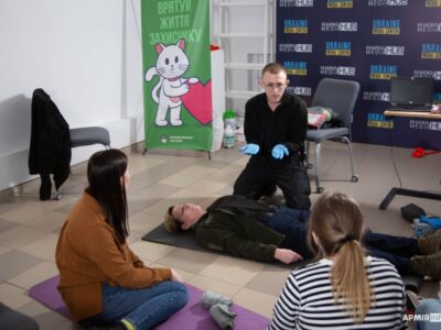 «Солом’янські котики», що мали 19 тисяч учнів, провели тренінг з домедичної допомоги у Харкові  