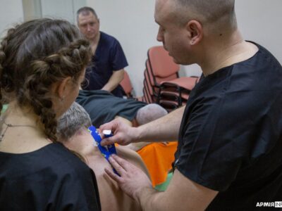 Як реабілітологи допомагають вирішити проблеми з опорно-руховим апаратом воїнів на передовій  