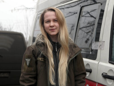 Залишила цивільне життя та відправилася на фронт рятувати поранених  